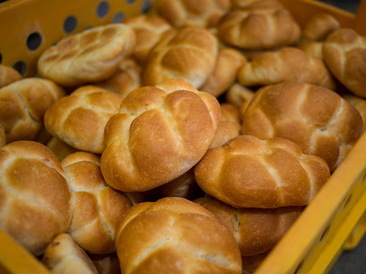 Bolillo y birote recién horneados en Peanut Bakery, Rosarito