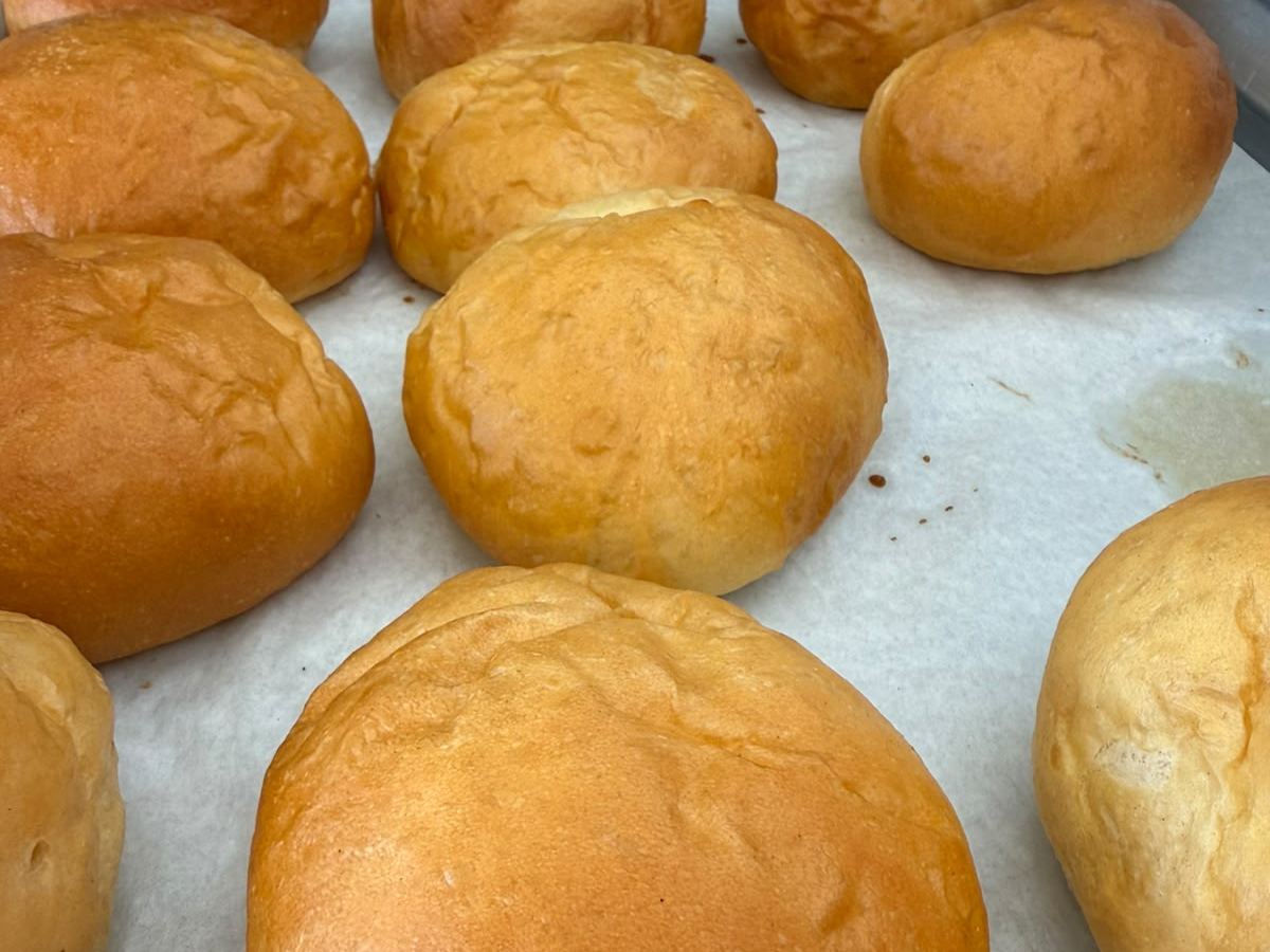 Bolillo y birote recién horneados en Peanut Bakery, Rosarito