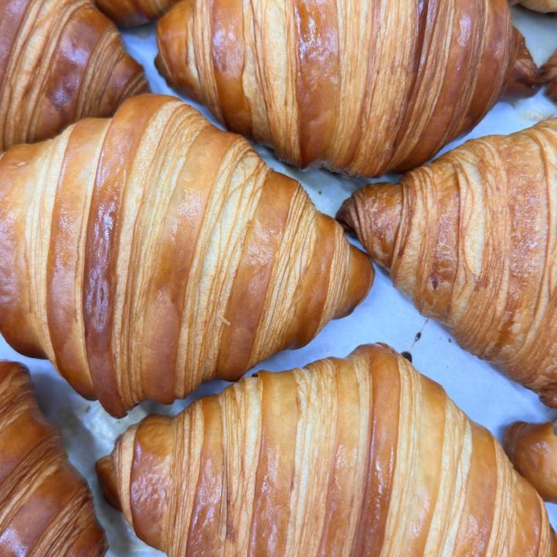 Croissants recién horneados